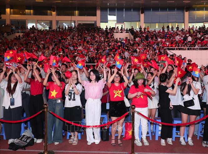 Các tầng lớp nhân dân, học sinh, sinh viên Thủ đô tới thưởng thức chương trình. Ảnh: Trọng Đức - TTXVN