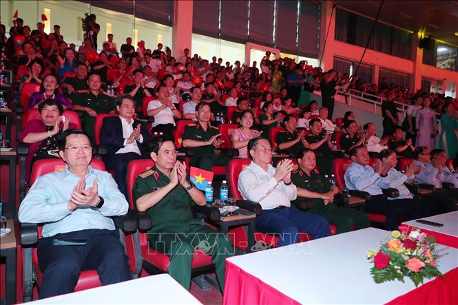 Các đồng chí lãnh đạo Đảng, Nhà nước, Bộ Quốc phòng và đại biểu dự chương trình. Ảnh: Trọng Đức - TTXVN