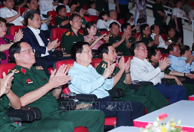 Các đồng chí lãnh đạo Đảng, Nhà nước, Bộ Quốc phòng và đại biểu dự chương trình.  Ảnh: Trọng Đức - TTXVN