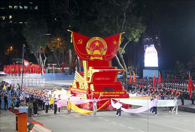 Diễu hành xe hoa mang biểu tượng Quốc huy nước Cộng hòa xã hội chủ nghĩa Việt Nam trong buổi Tổng hợp luyện diễu binh, diễu hành lần thứ hai. Ảnh: Thanh Vũ-TTXVN