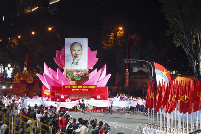 Diễu hành xe hoa mang hình Chủ tịch Hồ Chí Minh trong buổi Tổng hợp luyện diễu binh, diễu hành lần thứ hai. Ảnh: Thanh Vũ-TTXVN