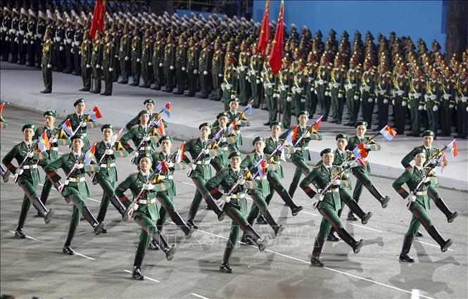 Chương trình đồng diễn nghệ thuật múa súng của Lực lượng Quân đội nhân dân tham gia Tổng hợp luyện diễu binh, diễu hành lần thứ hai. Ảnh: Thanh Vũ-TTXVN
