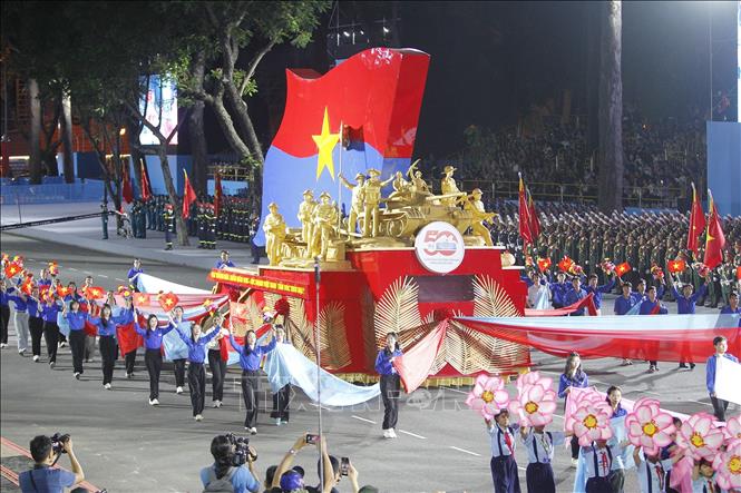 Diễu hành xe hoa mang cờ Mặt trận Tổ quốc và tái hiện chiến dịch Hồ Chí Minh trong buổi Tổng hợp luyện diễu binh, diễu hành lần thứ hai. Ảnh: Thanh Vũ-TTXVN