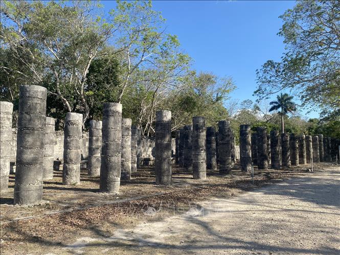 Các hàng cột đá nằm ở mặt trước bên trái khu Đền chiến binh (El Templo de los Guerreros). Ảnh: Phương Lan- PVTTXVN tại Mexico