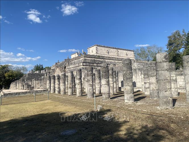 Các hàng cột đá ở mặt trước bên trái khu Đền chiến binh (El Templo de los Guerreros) và nằm trong quần thể Quảng trường Nghìn cột (Plaza de las Miles Columnas) tại Chinchen Itza. Ảnh: Phương Lan- PVTTXVN tại Mexico