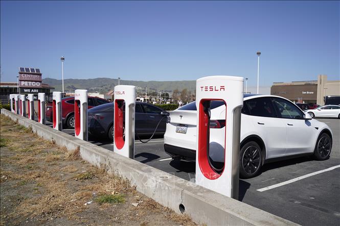 Ô tô của Tesla tại một trạm sạc ở San Bruno, California, Mỹ. Ảnh: THX/TTXVN