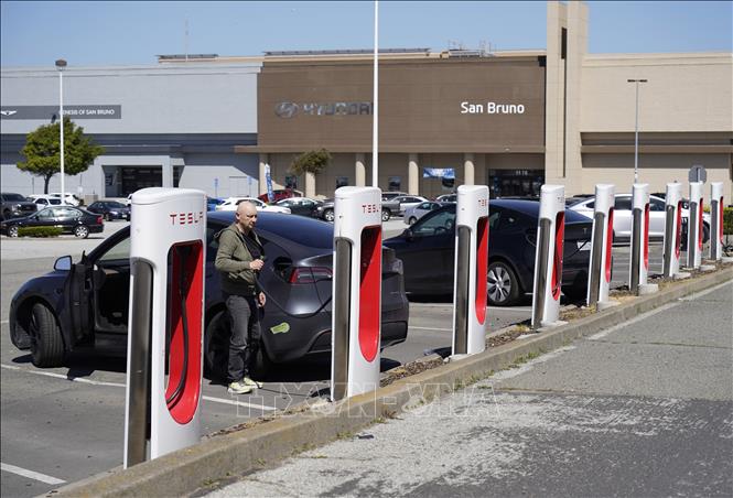 Ô tô của Tesla tại một trạm sạc ở San Bruno, California, Mỹ. Ảnh: THX/TTXVN