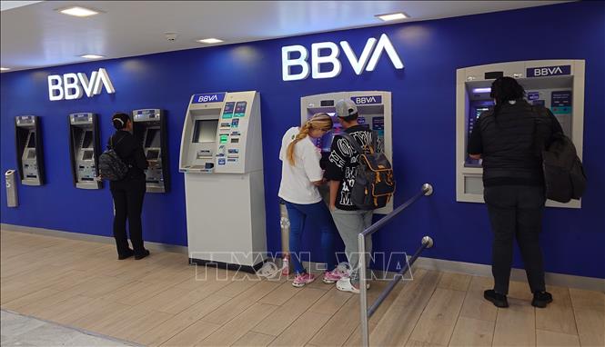 Khách hàng rút tiền tại hệ thống ATM của ngân hàng BBVA ở bang Estado de Mexico, Mexico. Ảnh: Phi Hùng - PV TTXVN tại Mexico