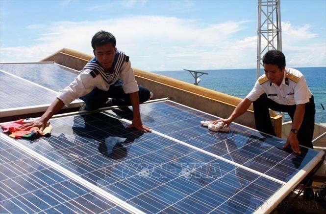 Những năm qua, cán bộ chiến sĩ và nhân dân huyện đảo Trường Sa luôn được sự quan tâm, hỗ trợ của các cấp ủy Đảng, chính quyền và nhân dân cả nước trong việc đầu tư, từng bước đảm bảo và hoàn thiện cơ sở vật chất, phương tiện kỹ thuật phục vụ học tập, lao động sản xuất của người dân và công tác huấn luyện sẵn sàng chiến đấu. Trong ảnh: Bảo trì thiết bị điện năng lượng mặt trời trên đảo Phan Vinh A. Ảnh: Thanh Vũ – TTXVN