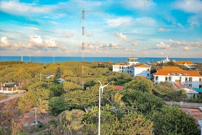Cùng với màu xanh trời và biển, màu xanh của cây cối trên đảo Trường Sa lớn đang giúp khí hậu nơi đây trở nên thân thiện với con người hơn. Ảnh: Hoàng Hiếu – TTXVN