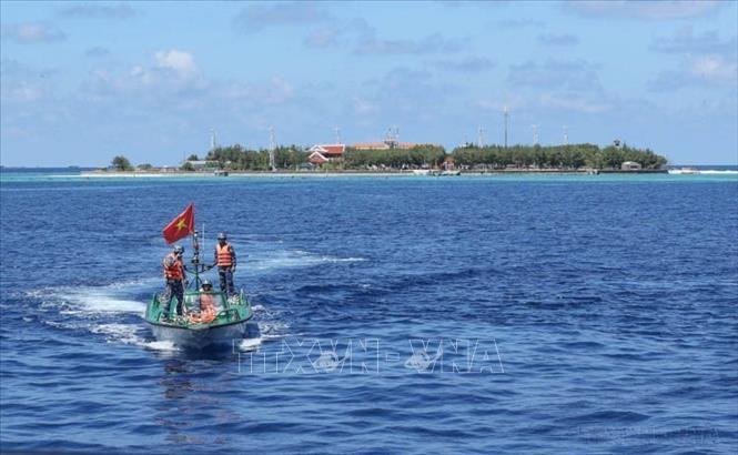 Các cán bộ, chiến sĩ quần đảo Trường Sa luôn vượt mọi khó khăn, thử thách, gìn giữ, bảo vệ vững chắc chủ quyền quốc gia (2024). Ảnh: Hoàng Hiếu - TTXVN