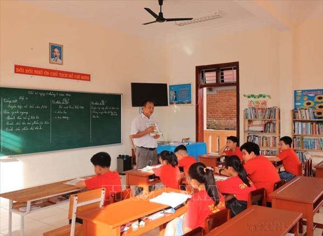 Sau 50 năm giải phóng, quần đảo Trường Sa (huyện đảo Trường Sa, Khánh Hòa) đã và đang đổi thay từng ngày. Các công trình phúc lợi như: nhà văn hóa, trường học, bệnh viện, cầu cảng, âu tàu… được đầu tư xây mới hiện đại…Trong ảnh: Lớp học mẫu giáo tại đảo Đá Tây A. Ảnh: Hoàng Hiếu - TTXVN