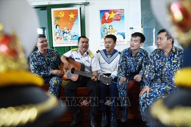 Các chiến sĩ cất cao tiếng hát ca ngợi đất nước, mừng Đảng, mừng Xuân mới (2021). Ảnh: Minh Đức - TTXVN