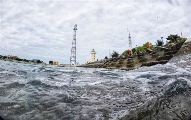 Đảo Sinh Tồn hiên ngang trước sóng gió. Ảnh: Thành Đạt - TTXVN