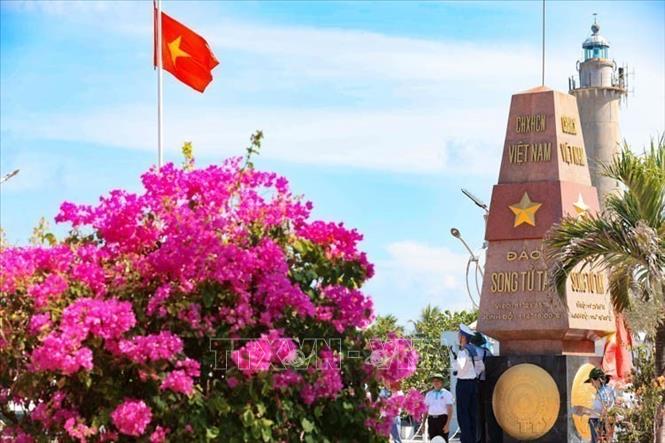 Các đảo trên quần đảo Trường Sa đã được che phủ bởi nhiều loại cây và rau xanh, hoa tươi, góp phần điều hòa khí hậu, tạo bóng mát, gìn giữ đất, công trình, chống biến đổi khí hậu, cải thiện cuộc sống, giữ vững an ninh, chủ quyền quốc gia trên biển. Trong ảnh: Sắc hoa thắm trên đảo Song Tử Tây. Ảnh: Hoàng Hiếu – TTXVN