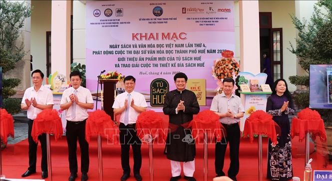 Nghi thức cắt băng khai mạc Ngày Sách và Văn hóa đọc Việt Nam tại thành phố Huế. Ảnh: Tường Vi - TTXVN