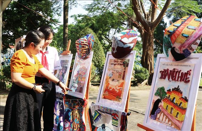 Tham quan trưng bày tác phẩm của Cuộc thi Thiết kế bìa sách Huế. Ảnh: Tường Vi - TTXVN 