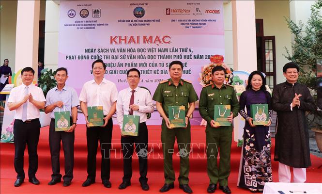 Trao tặng sách cho các thư viện trên địa bàn thành phố. Ảnh: Tường Vi - TTXVN
