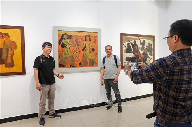 Ghi lại kỷ niệm tại buổi khai mạc triển lãm. Ảnh: Khánh Hoà - TTXVN