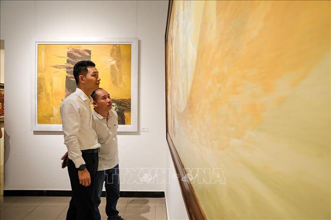 Người dân tham quan triển lãm. Ảnh: Khánh Hoà - TTXVN