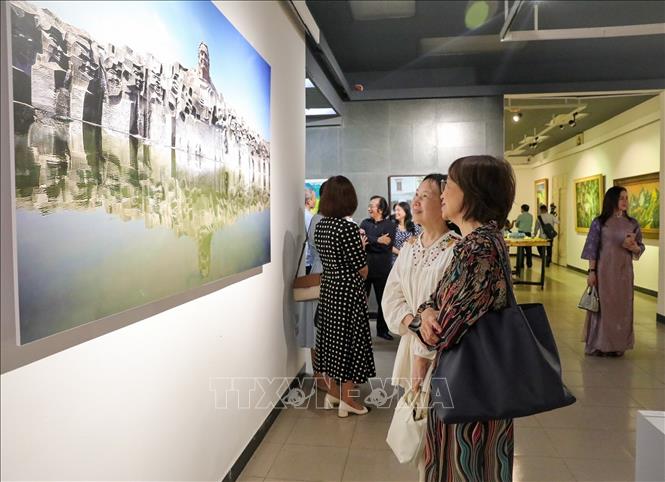Người dân tham quan triển lãm. Ảnh: Khánh Hoà - TTXVN