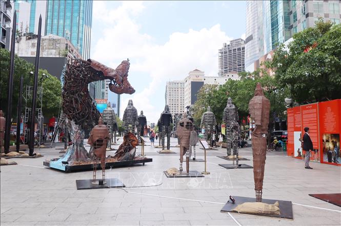 Phần lớn không gian trưng bày 27 tượng kim loại đúc là hình ảnh ẩn dụ về sự kiên cường, bất khuất của lớp lớp những con người đất Việt mình đồng da sắt, kiên cường. Ảnh: Thu Hương - TTXVN 