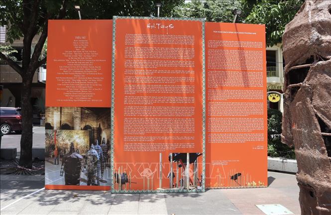 Tác phẩm “Hịch tướng sĩ” của Quốc công tiết chế Trần Hưng Đạo được trưng bày tại triển lãm. Ảnh: Thu Hương - TTXVN