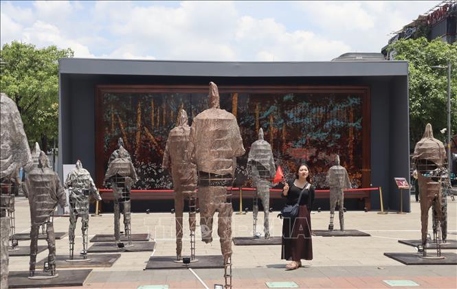 Bức tranh sơn mài Hịch Tướng Sĩ cao 3,8 mét, dài 9,5 mét, gồm 18 tấm nhỏ ghép thành là điểm nhấn của triển lãm. Ảnh: Thu Hương - TTXVN