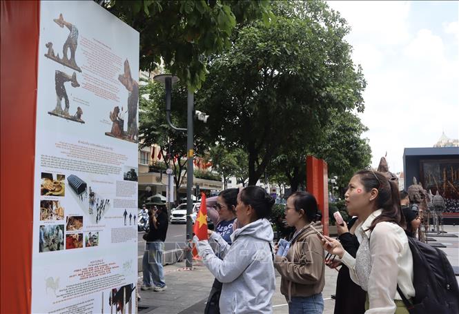 Người dân, du khách tới tham quan, tìm hiểu về triển lãm. Ảnh: Thu Hương - TTXVN