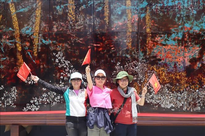 Bức tranh sơn mài Hịch Tướng Sĩ trở thành điểm chụp hình được nhiều người dân yêu thích, lựa chọn. Ảnh: Thu Hương - TTXVN