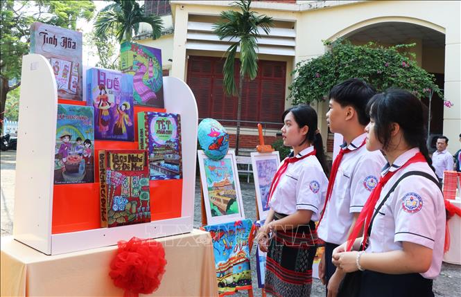 Tham quan trưng bày tác phẩm của Cuộc thi Thiết kế bìa sách Huế. Ảnh: Tường Vi - TTXVN 