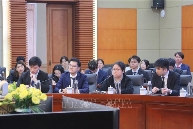 The delegation of young Singaporean leaders at the working session. VNA Photo: Minh Thu