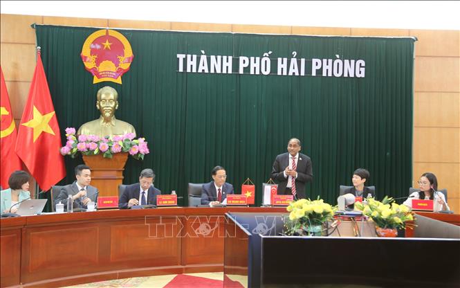 Singaporean Ambassador to Vietnam Jaya Ratnam speaks at the working session. VNA Photo: Minh Thu