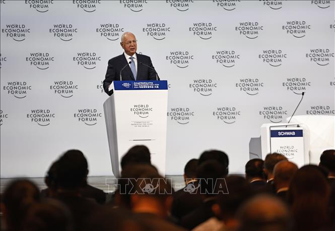 Ông Klaus Schwab, lúc là Chủ tịch Diễn đàn Kinh tế Thế giới (WEF), phát biểu tại Diễn đàn Davos mùa hè 2024 ở Đại Liên, tỉnh Liêu Ninh (Trung Quốc) ngày 25/6/2024. Ảnh: THX/TTXVN  