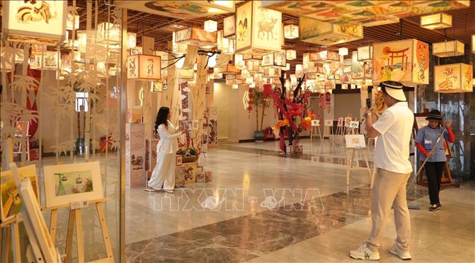 Không gian triển lãm nghệ thuật dân gian tại núi Bà Đen, nổi bật với đèn lồng vẽ tay và tranh truyền thống, thu hút du khách chụp ảnh lưu niệm. Ảnh: Minh Phú - TTXVN