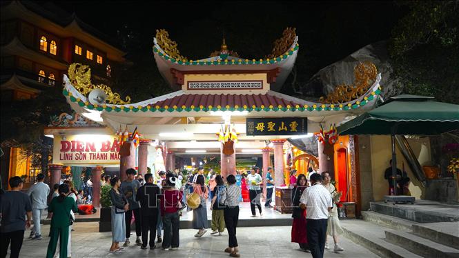 Điện Bà Linh Sơn Thánh Mẫu là một trong những địa điểm thu hút khách hành hương khi đến với Khu du lịch quốc gia núi Bà Đen. Ảnh: Minh Phú - TTXVN