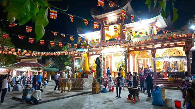 Với tuổi thọ lâu đời và lối kiến trúc độc đáo, Chùa Linh Sơn Tiên Thạch Tự (chùa Bà) là một trong những địa điểm thu hút khách hành hương khi đến với Khu du lịch quốc gia núi Bà Đen. Ảnh: Minh Phú - TTXVN
