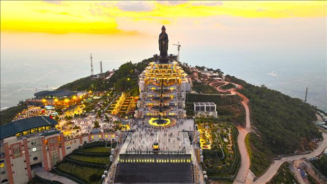 Toàn cảnh Khu du lịch quốc gia núi Bà Đen lúc hoàng hôn, nổi bật với cụm công trình tâm linh và quần thể kiến trúc rực rỡ ánh đèn. Ảnh: Minh Phú - TTXVN