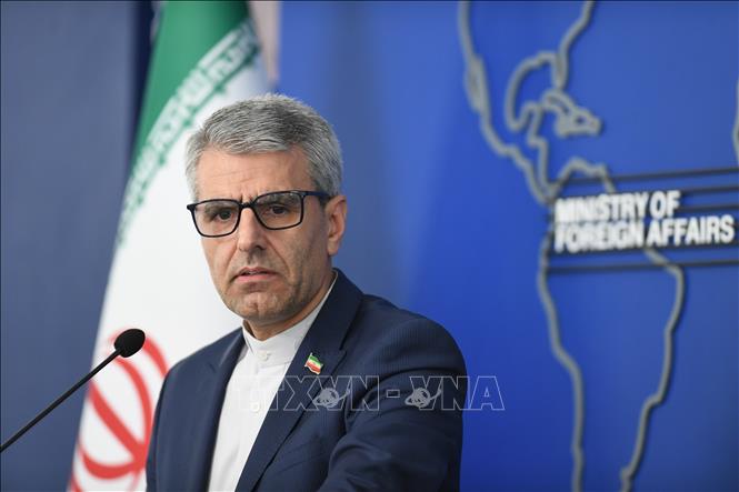 Người phát ngôn Bộ Ngoại giao Iran Esmaeil Baghaei phát biểu tại cuộc họp báo ở Tehran. Ảnh: THX/TTXVN