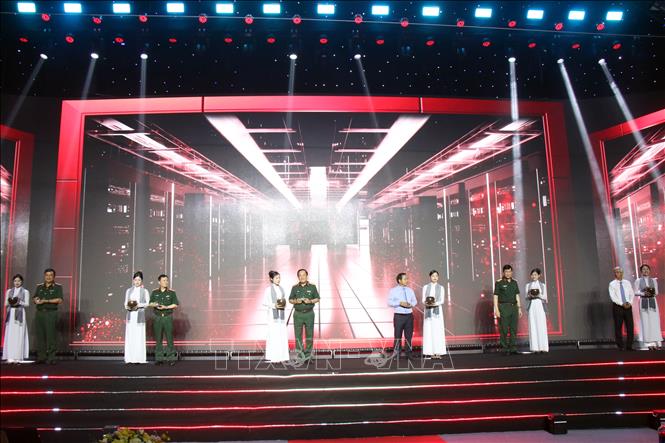 Các đại biểu thả hạt mầm, thực hiện nghi thức khởi công dự án. Ảnh: Tiến Lực - TTXVN