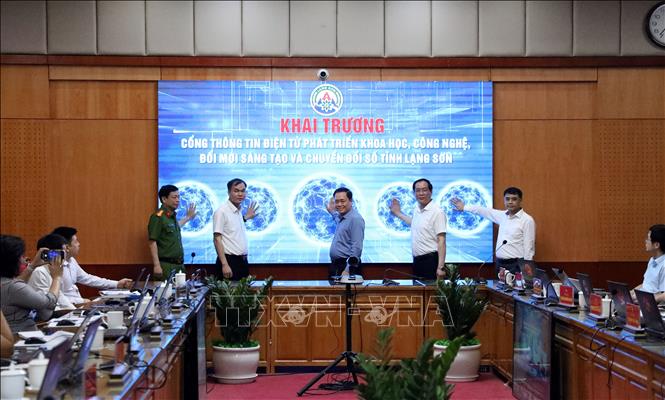 Lãnh đạo tỉnh Lạng Sơn cùng đại diện các sở, ngành của tỉnh thực hiện nghi thức khai trương. Ảnh: Văn Đạt - TTXVN 