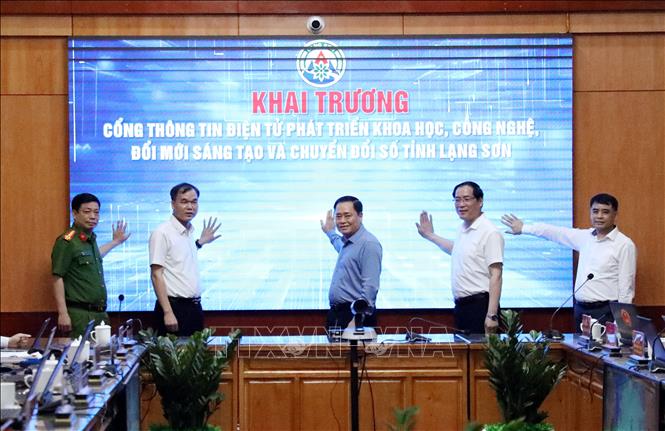 Lãnh đạo tỉnh Lạng Sơn cùng đại diện các sở, ngành của tỉnh thực hiện nghi thức khai trương. Ảnh: Văn Đạt - TTXVN 