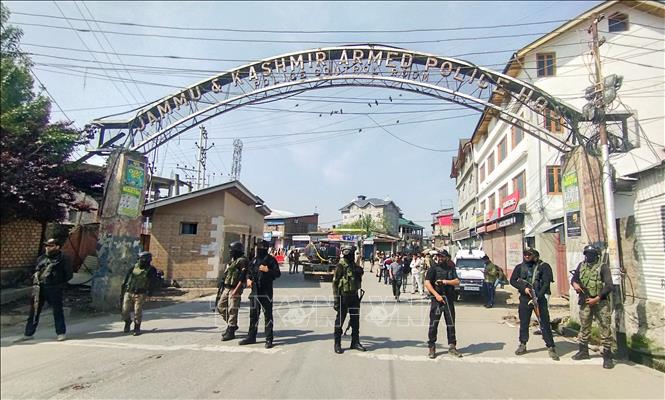 Lực lượng an ninh gác tại Srinagar sau vụ tấn công nhằm vào khách du lịch, ngày 23/4/2025. Ảnh: ANI/TTXVN