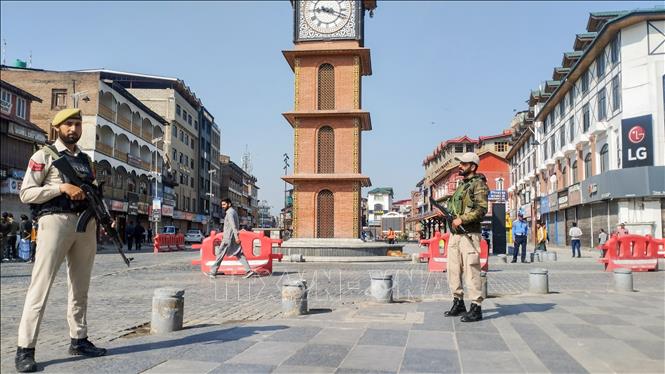 Lực lượng an ninh gác tại Srinagar sau vụ tấn công nhằm vào khách du lịch, ngày 23/4/2025. Ảnh: ANI/TTXVN