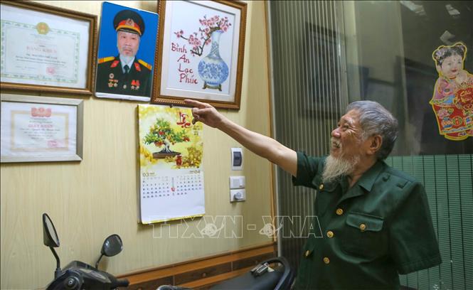 Với những thành tích tham gia trong cuộc kháng chiến chống Mỹ cứu nước, ông Nguyễn Thế Tám đã được Nhà nước, tỉnh Nam Định trao tặng nhiều bằng khen, huân chương, huy chương. Ảnh: Công Luật - TTXVN