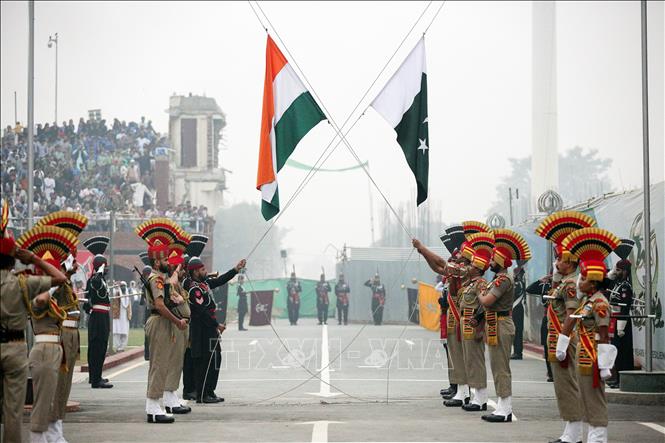 (Tư liệu) Binh sĩ Ấn Độ và Pakistan gác tại khu vực biên giới Attari-Wagah. Ảnh: ANI/TTXVN
