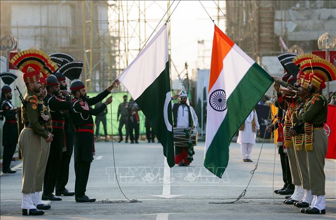 (Tư liệu) Binh sĩ Ấn Độ và Pakistan gác tại khu vực biên giới Attari-Wagah. Ảnh: ANI/TTXVN