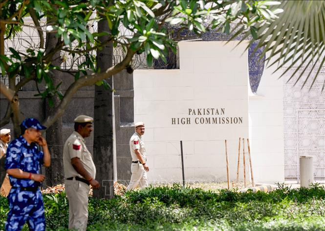 Lực lượng an ninh gác bên ngoài Cao ủy Pakistan tại New Delhi, Ấn Độ. Ảnh: ANI/TTXVN