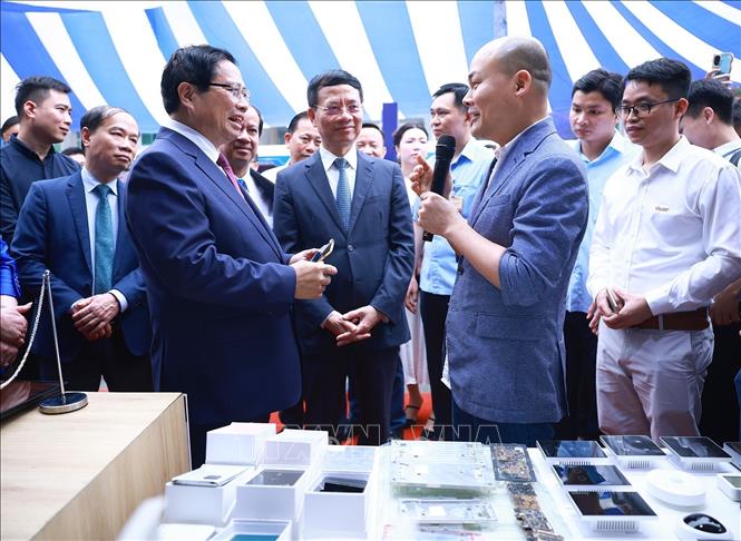 Thủ tướng Phạm Minh Chính tham quan trưng bày sản phẩm đổi mới sáng tạo và chuyển đổi số”. Ảnh: Dương Giang-TTXVN
