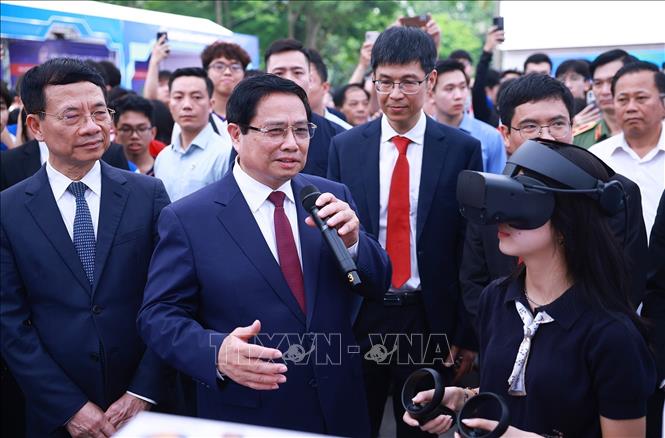 Thủ tướng Phạm Minh Chính tham quan trưng bày sản phẩm đổi mới sáng tạo và chuyển đổi số”. Ảnh: Dương Giang-TTXVN
